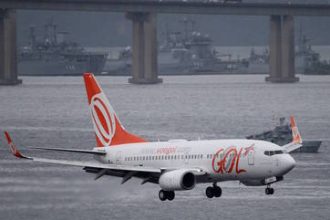 Empresa diz que concorrente estaria tentando adquirir parte da frota, além de contratar pilotos e desencorajar compra de bilhetes - Foto: SERGIO MORAES/REUTERS