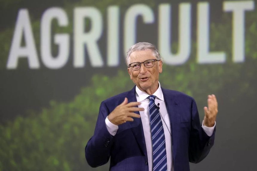 O filantropo conta com uma fortuna bilionária, mas decidiu deixar a maior parte para a Fundação Bill e Melinda Gates - Foto: Christophe Viseux / COP28 via Getty Images