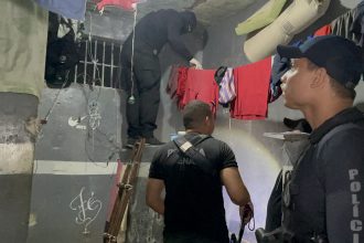 O objetivo da operação é desmontar um grupo criminoso que estava aplicando golpes na internet, utilizando imagens de autoridades do estado do Amazonas.