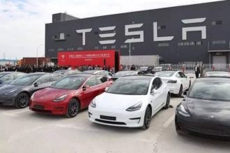 Salários estão mais altos que a média e há um sistema de avaliação de desempenho semestral - Foto: TESLA/DIVULGAÇÃO
